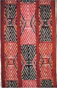 Image 1: Pottery depicting a ch'uncho carrying a flag. Note the diagonal squares of the flag. (See, wiphala.) Image 2: Ch'uncho design in a Q'ero textile.