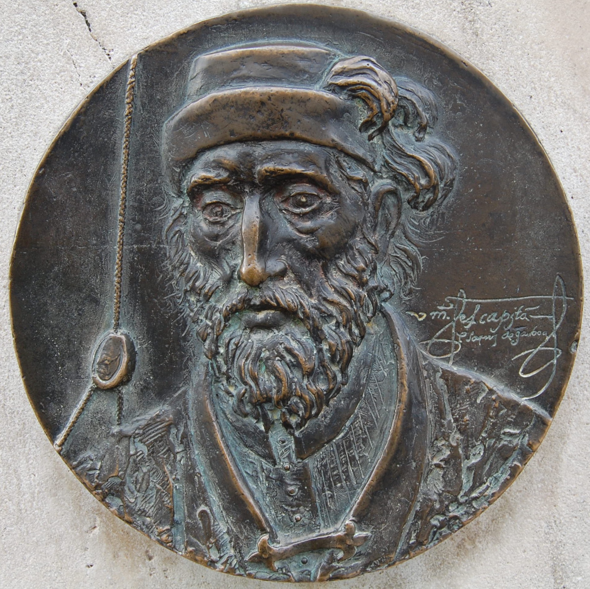 Photograph of a commemorative depiction of Pedro Sarmiento de Gamboa at Alcalá de Henares